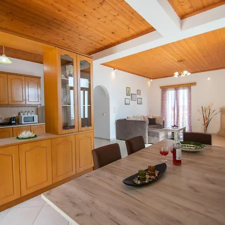Family Private Homes & Sea View By 
