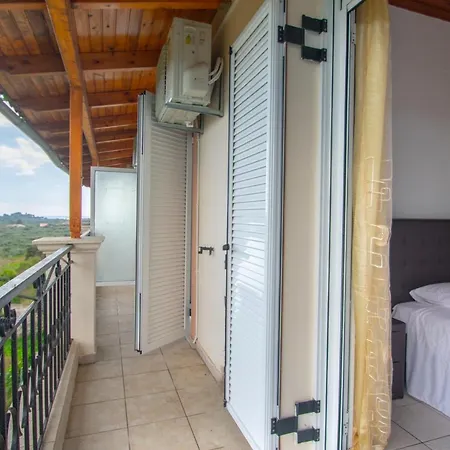 Family Private Homes & Sea View By 