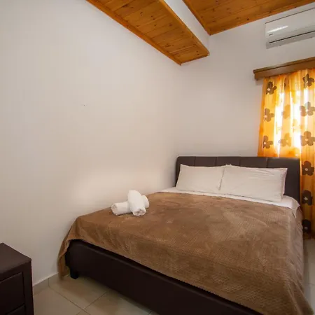 Family Private Homes & Sea View By 