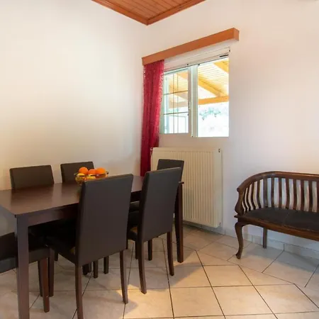 Family Private Homes & Sea View By 