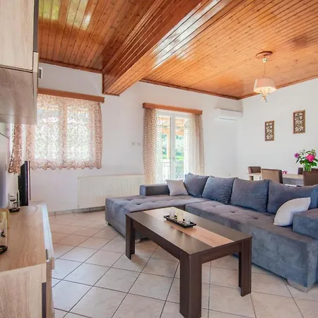 Family Private Homes & Sea View By 