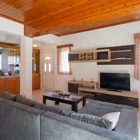 Family Private Homes & Sea View By 