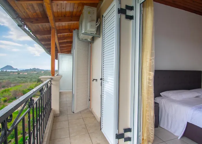 Family Private Homes & Sea View By 