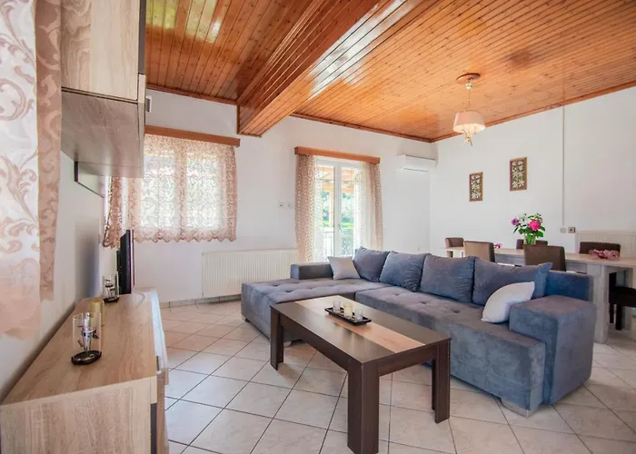 Family Private Homes & Sea View By 