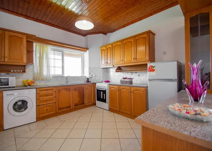 Family Private Homes & Sea View By 