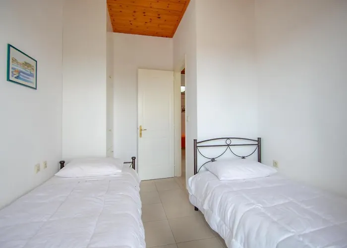 Family Private Homes & Sea View By 