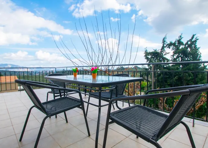Family Private Homes & Sea View By 