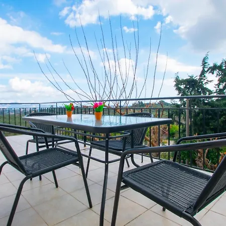 Family Private Homes & Sea View By 