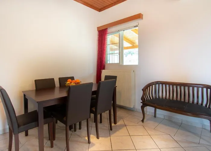 Family Private Homes & Sea View By 