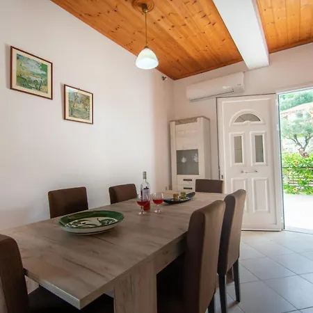 Family Private Homes & Sea View By 