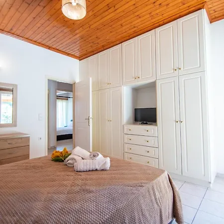 Family Private Homes & Sea View By 