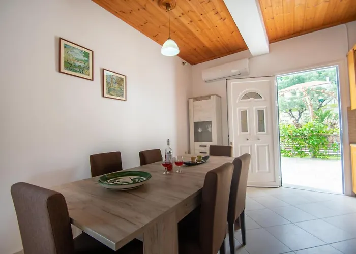 Family Private Homes & Sea View By 